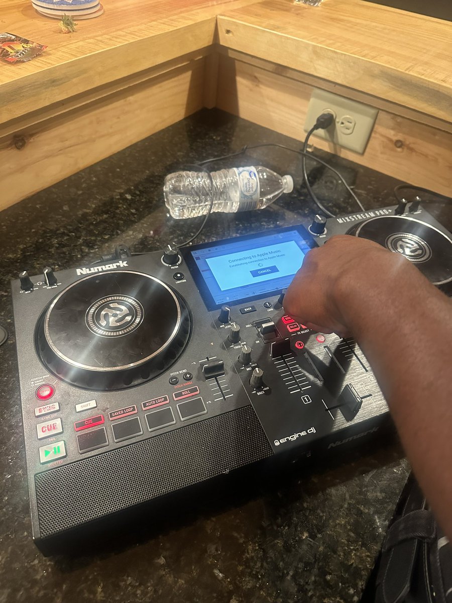 Gawddessss's tweet image. learning to dj stream
m.twitch.tv/gawddesssss?de…
live now !!