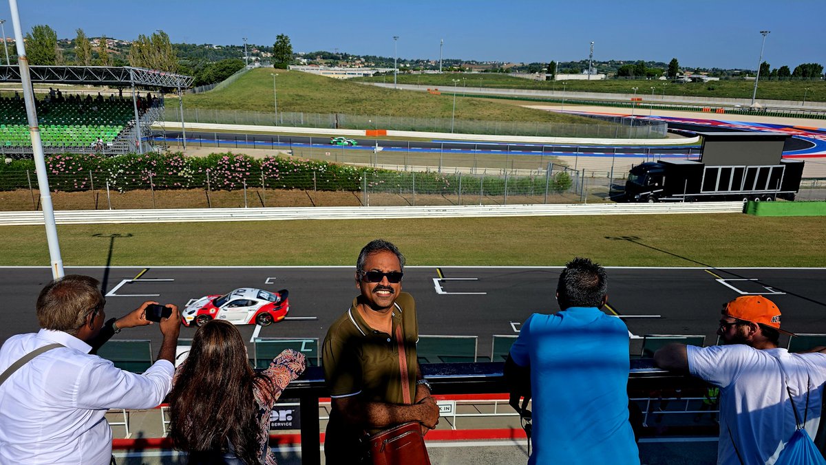 MaheshwaraJothi's tweet image. Zooming past us.. you know who 🤩 #ajithkumar @Akracingoffl #lookingback