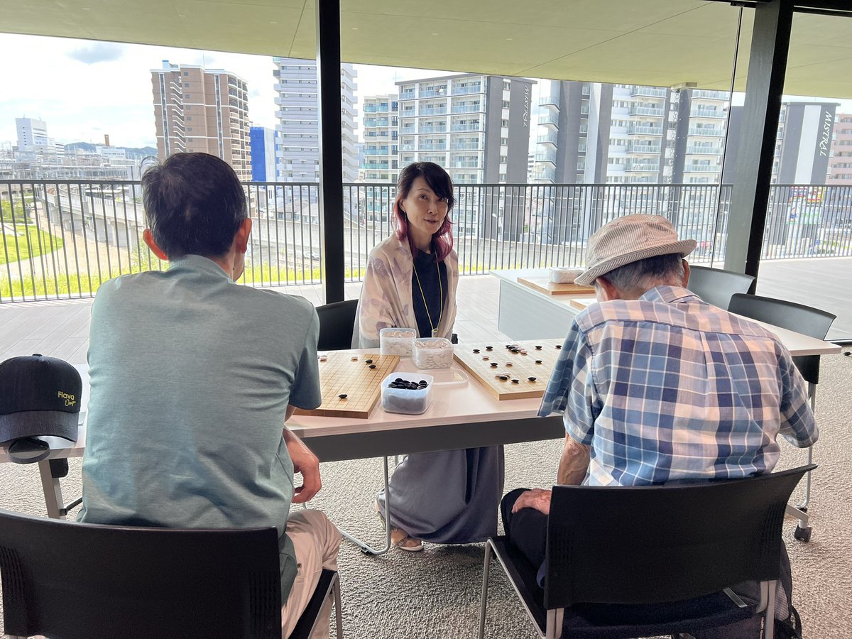kansaikiin's tweet photo. 【大人気の指導碁コーナー✨】
本日は豪華布陣で皆様をご指導!
🧠今村俊也九段
🎵中野泰宏九段
🌸吉田美香八段
プロ棋士と直接対局できる貴重な機会に、会場も大盛り上がり!
指導碁を打ってもらった先生と写真撮影も🤳
#囲碁 #ジャパン碁コングレス #関西棋院 #指導碁 #国際交流 #GoCongress https://t.co/m2DpuPcViJ