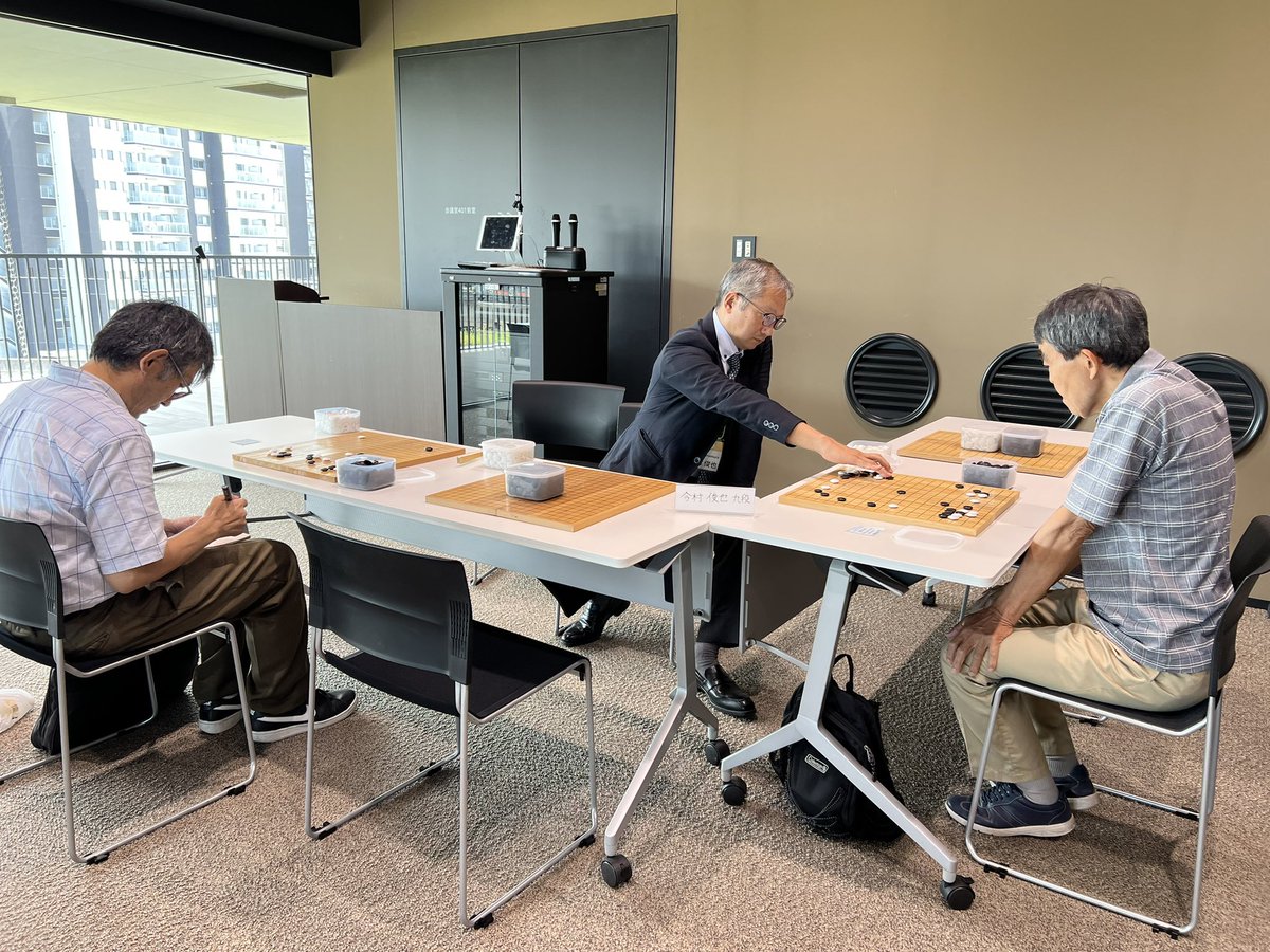 kansaikiin's tweet photo. 【大人気の指導碁コーナー✨】
本日は豪華布陣で皆様をご指導!
🧠今村俊也九段
🎵中野泰宏九段
🌸吉田美香八段
プロ棋士と直接対局できる貴重な機会に、会場も大盛り上がり!
指導碁を打ってもらった先生と写真撮影も🤳
#囲碁 #ジャパン碁コングレス #関西棋院 #指導碁 #国際交流 #GoCongress https://t.co/m2DpuPcViJ