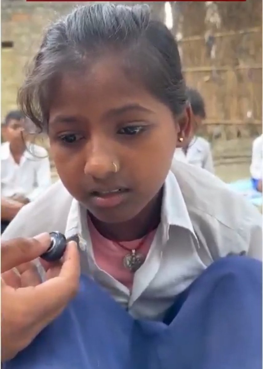 i_deepakumar's tweet image. "हमारे स्कूल में एक कमरा बनवा दो।
बारिश में भीगते हैं, धूप में जलते हैं।
बस छत चाहिए।"

बिहार की एक बच्ची की ये मांग है।
5 ट्रिलियन इकॉनमी का सपना देख रहे देश में
बच्चों के सिर पर स्कूल की छत तक नहीं है।
 #EducationFirst
#Bihar #SchoolForAll #GroundReality #EducationCrisis