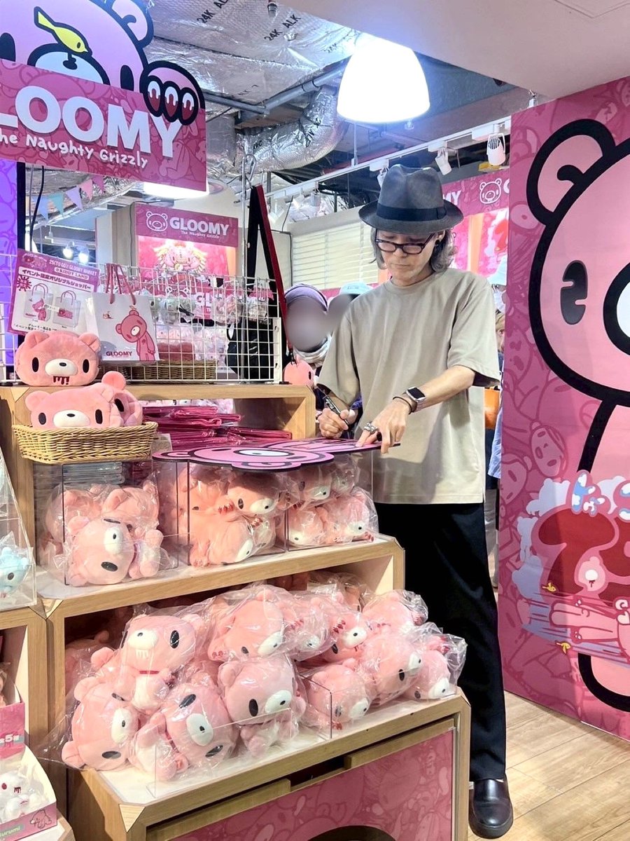 official_gloomy's tweet image. /
25(TO GO)! GLOOMY MARKET
25th ANNIVERSARY TOUR in KIDDY LAND
開催中📢‼️
\
昨日はキデイランド大阪梅田店にて
グリーティングイベントと #森チャック 氏のサイン会イベントでした✨
暑い中お越しいただきありがとうございます‼️
POP-UPは7月24日(木)まで開催中🛒💨…