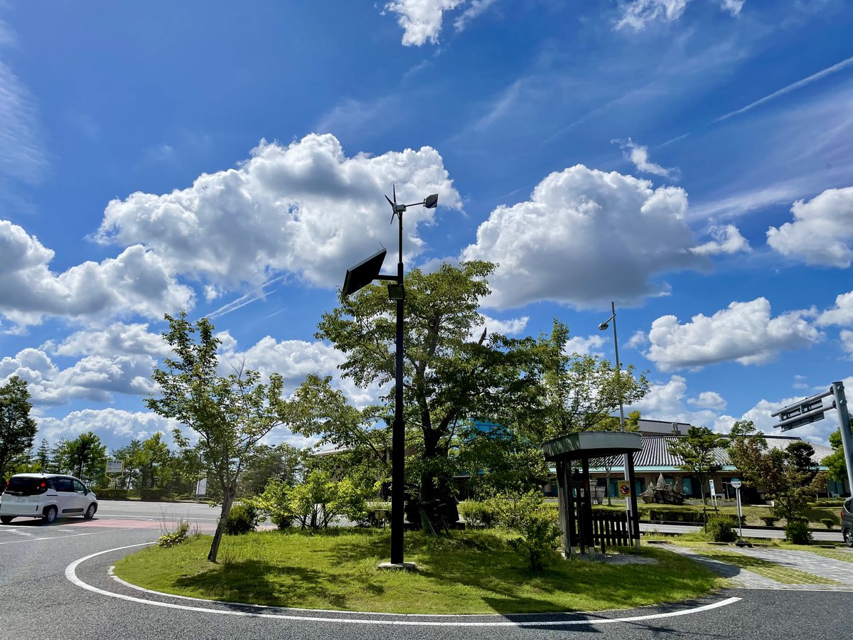 Tgtfmb's tweet image. 山の上の道の駅
土岐美濃焼街道 どんぶり会館
展示もお土産も食事も滅茶苦茶良かったな
コレはあまりにも駐車場が綺麗で涼しくて気持ち良かったから撮ったんだけど
特徴的な建物も撮れば良かったな
また行こう