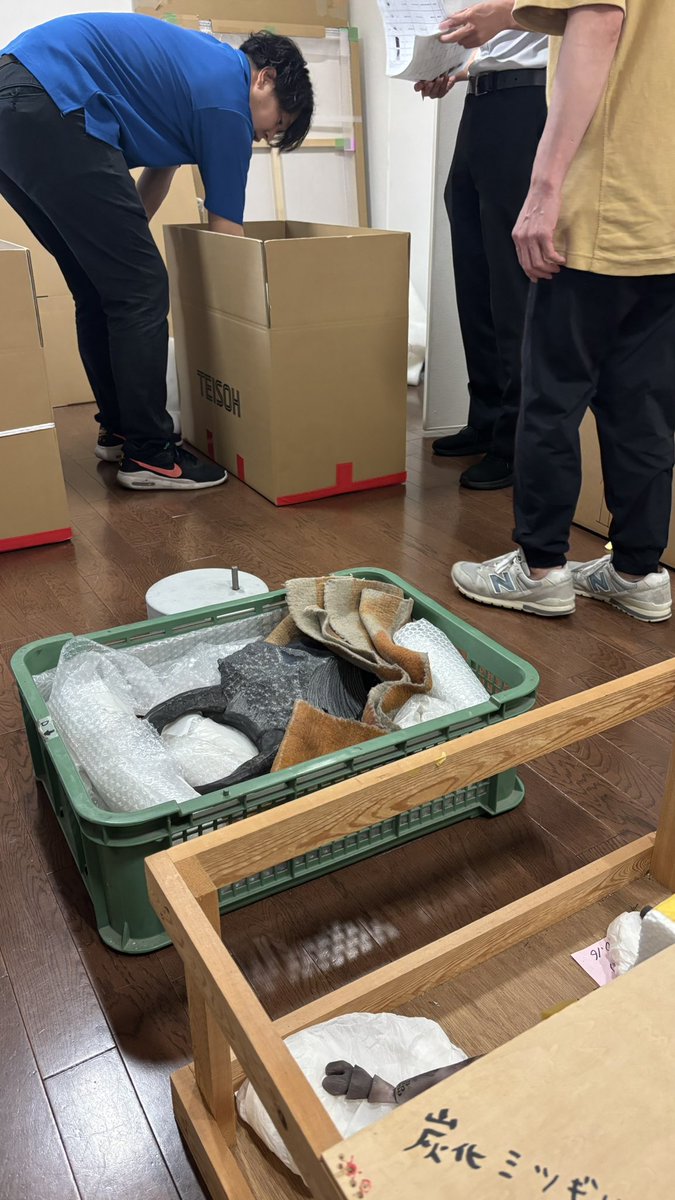 insects_6464's tweet image. INSECTS展は昨日をもちまして終了いたしました!連日たくさんのお客様にお越しいただき、誠にありがとうございました。
現在急ピッチで下瀬美術館へ作品を送り出す作業をしております!「INSECTS×SHIMOSE」もどうぞお楽しみに✨(スタッフ)
📷:最終日の作家たち