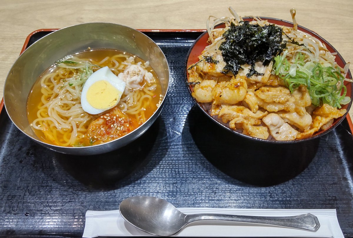 fromFukuyama's tweet image. #ミョンドンヤ
上ホルモン丼
肉増し
ご飯大盛
セットハーフ冷麺
レジのお兄さんに
大盛だったら丼だけで
自分はお腹いっぱいになります
と言われたので
冷麺はハーフにした
デザートは
#菓匠茶屋
ミックス
美味しかった😋