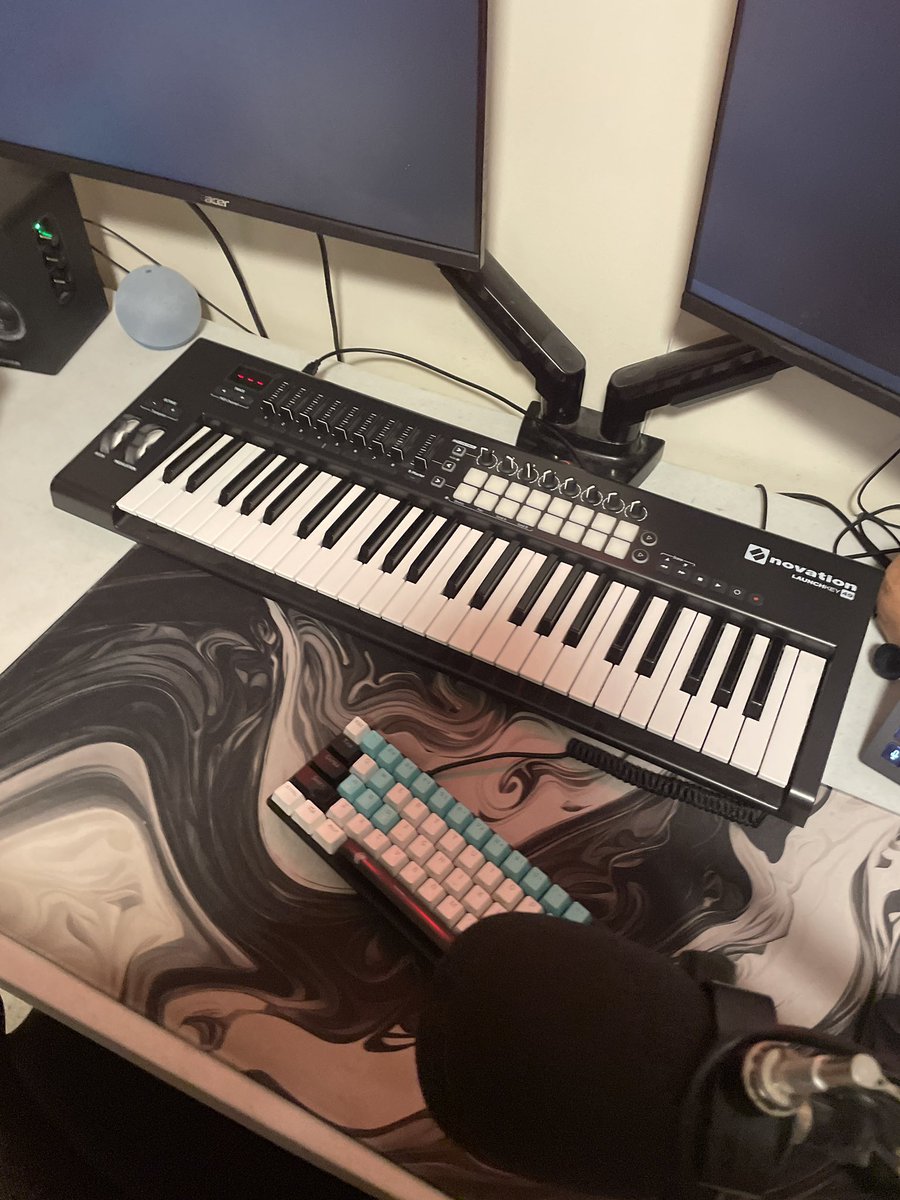 NotBlulone's tweet photo. New midi keyboard. Who dis? @WeAreNovation 👀
New 🎵🔜💙
#music #producer #hyperpop #pop #spotify #trending #musician #beat #prod #digicore #novation #midi #midikeyboard #audio #audioequipment #upandcoming #newmusic #soon https://t.co/JHvAsQBK2s
