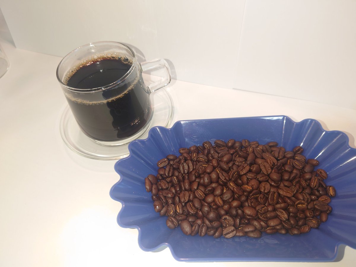 HomeRoastouka's tweet photo. アイスコーヒーブレンドをホットで飲���でます。
よりコクが強まってアイスと少し違った美味しさです。
よろしければ試してみてください。

↓こちらから購入できます。
https://t.co/QJA6nsFbfy

#コーヒー #自家焙煎 #アイスコーヒー #ドリップコーヒー https://t.co/MXbLiB2qf9