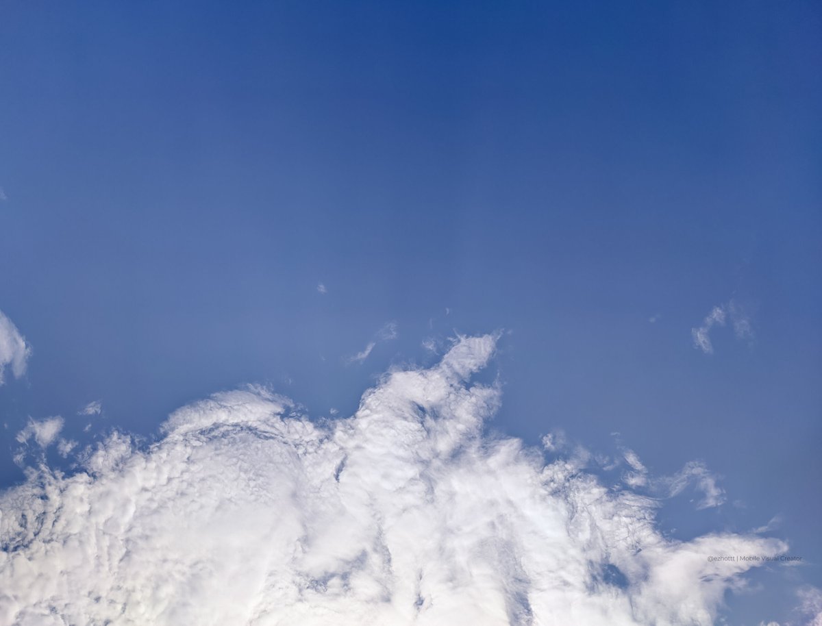 ezhotofficial's tweet image. Memotret langit pagi itu kayak nangkep napas pertama dunia—tenang, bersih, jujur.
#BlueSkyMood #VisualEscape #Cloudscape #ZenMoment #ezhottt