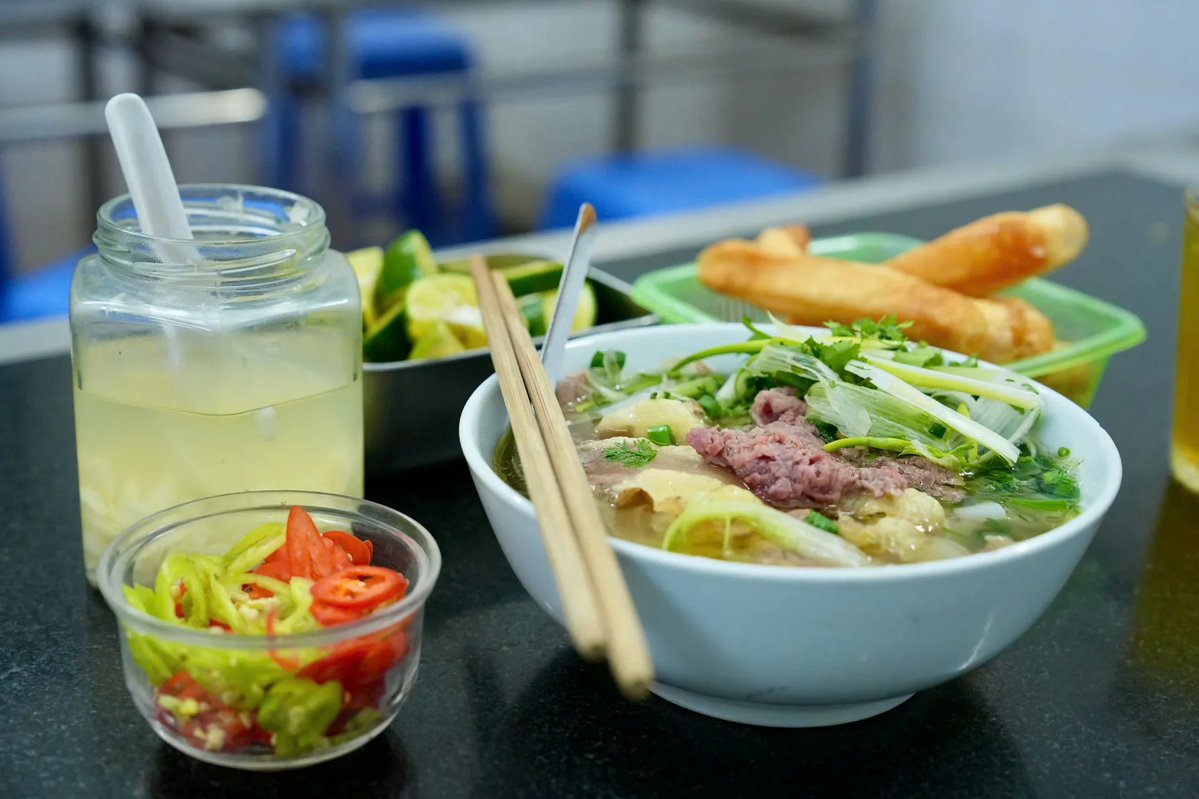 Hanoitimes2's tweet image. More than just a bowl of soup, Hanoi’s pho bo is a cultural journey, best experienced through five iconic eateries in the heart of the Old Quarter.
hanoitimes.vn/pho-bo-a-cultu…