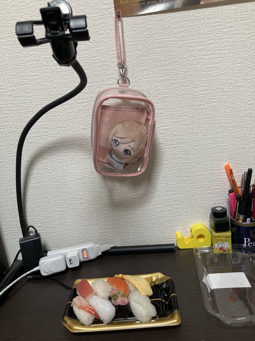 家にいる時ぬいポーチをポスターの押しピンに引っ掛けているんですけど、ごはんたべる時の絵面がスシ・トーチャリングになってしまう 