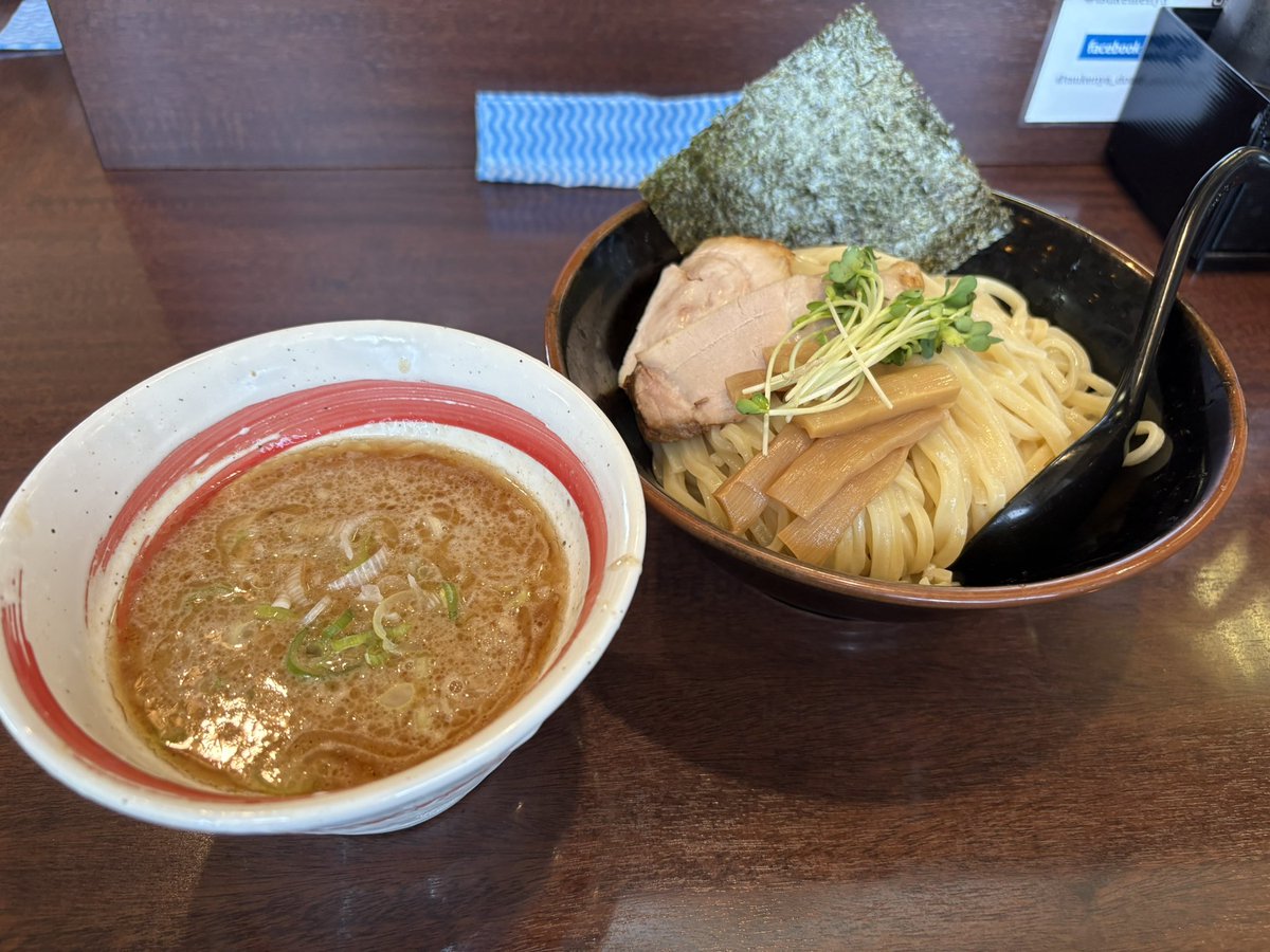 ramalchannel's tweet photo. 『 つけめんや Dots 』
・トロフルつけ麺🍜
 （ 930円 ）
初めての訪問でこの地区の人気店！
感じた事は限定麺が多い印象で
豊富なラインナップが◎
自分が食べたつけ麺も濃厚で
かなり美味しかったです😋
魚介豚骨スープと麺の相性も抜群♪
因みに大盛りは無料！

#つけめんやDots
#静岡ラーメン https://t.co/yLuo3AtmeK
