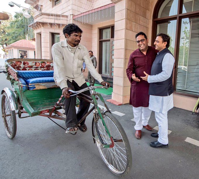 ANIL (@anilyadavmedia1) on Twitter photo बात 2016 की है,
Paytm केCEO विजय शेखर शर्मा लखनऊ में मुख्य्मंत्री <a href="/yadavakhilesh/">Akhilesh Yadav</a> से मिलने पहुंचे,
उनकी गाड़ी हज़रतगंज में ट्रैफिक जाम में फंस गई,
उन्होंने गाड़ी छोड़ दी, रिक्शा किया,
और मुख्यमंत्री आवास पहुँच गए,
रिक्शा चालक CM आवास में जाने से डर रहा था,
Paytm के CEO के कहने बात 2016 की है,
Paytm केCEO विजय शेखर शर्मा लखनऊ में मुख्य्मंत्री <a href="/yadavakhilesh/">Akhilesh Yadav</a> से मिलने पहुंचे,
उनकी गाड़ी हज़रतगंज में ट्रैफिक जाम में फंस गई,
उन्होंने गाड़ी छोड़ दी, रिक्शा किया,
और मुख्यमंत्री आवास पहुँच गए,
रिक्शा चालक CM आवास में जाने से डर रहा था,
Paytm के CEO के कहने