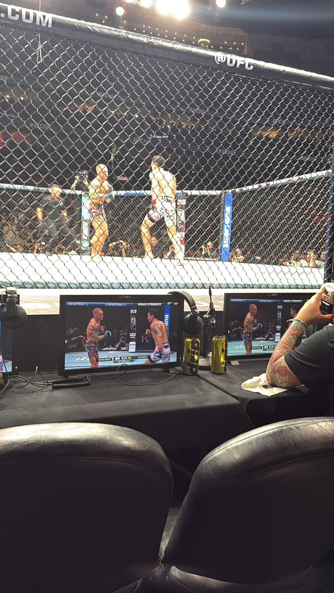 camjordan94's tweet image. Feels like the Whole state is crammed into the arena to watch @DustinPoirier 💎