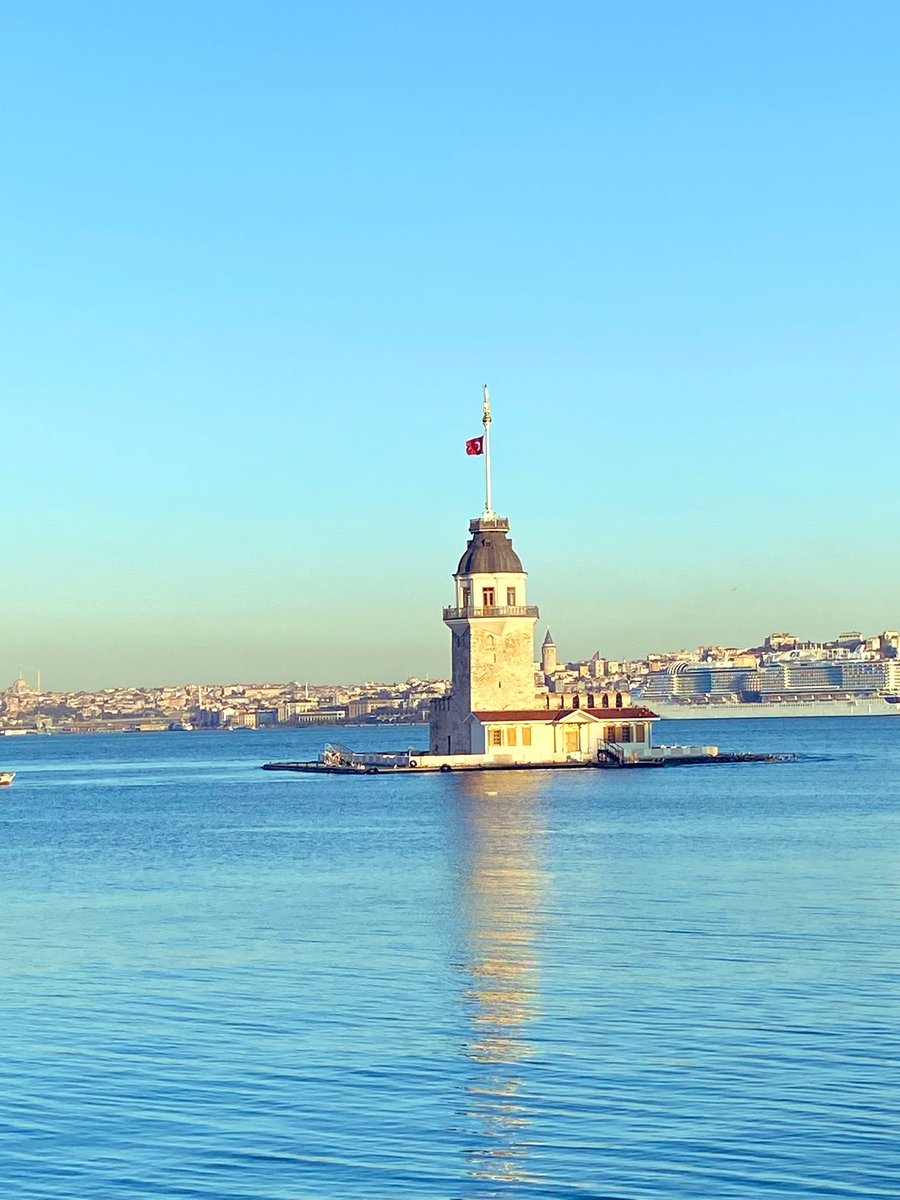 Güç erkeğe güzellik kadına verilir ama her şeyi yenen güç yalnız güzelliğe yenilir..