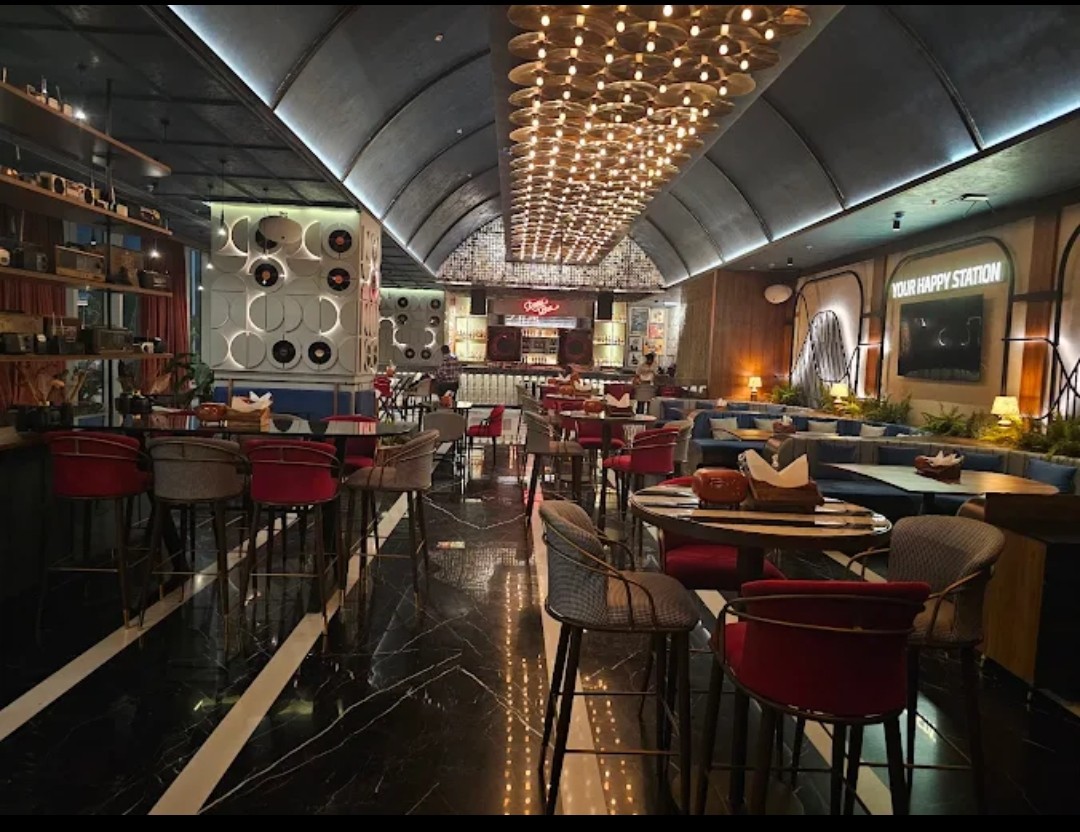 ChennuSridhar's tweet image. #RadioBar #Hyderabad #HITECCity #RetroBar #FoodAndBeverage

Radio Bar is now open at RMZ Nexity, HITEC City — a retro-themed spot with neon, cassettes, and 70s–90s vibes

Pics : google maps