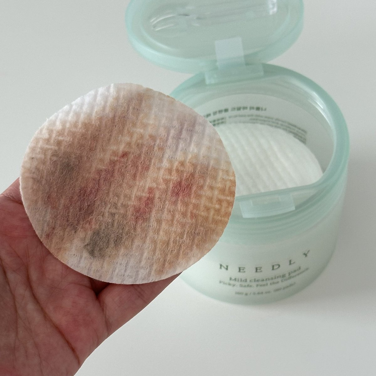 เพิ่งเคยใช้ needly cleansing pad สะดวกตรงไม่ต้องพกสำลีกับคลีนซิ่งเมคอัพแยกกัน เพราะชีรวมมาให้ในกระปุกเดียว มี 2 ด้าน ด้านนูนๆใช้เช็ดเมคอัพ ด้านเรียบเช็ดให้ความชุ่มชื้น ละแผ่นใหญ่เช็ดสะอาดมากกกกก ปาดทีเมคอัพหลุดง่ายๆเลย ไม่บาดผิวด้วย 10/10⭐️👏🏻