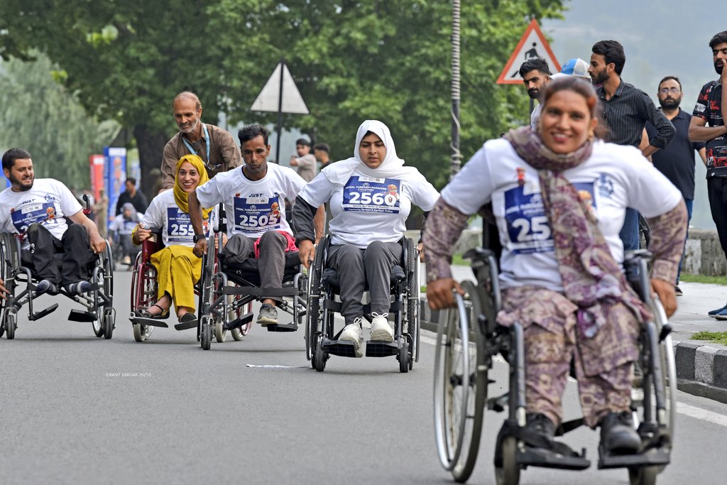 basiitzargar's tweet image. Participants took part in the ‘Pedal Through Paradise’ cycle race, organized by J&K Police on the banks of Dal Lake in Srinagar.