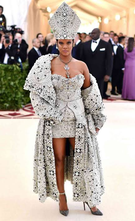 kaji_sijo's tweet image. Mwaka 2018 Rihanna alipoingia Met Gala akiwa amevaa vazi lenye sura ya Papa wa Catholic watu waliona kama ni mtindo wa kidunia.

Lakini ndani ya Vatican mmoja aliyekuwa mtaalamu wa maandiko ya siri alishangaa 

Vazi hilo lilikuwa na alama halisi kutoka kwenye kitabu kilichopotea…
