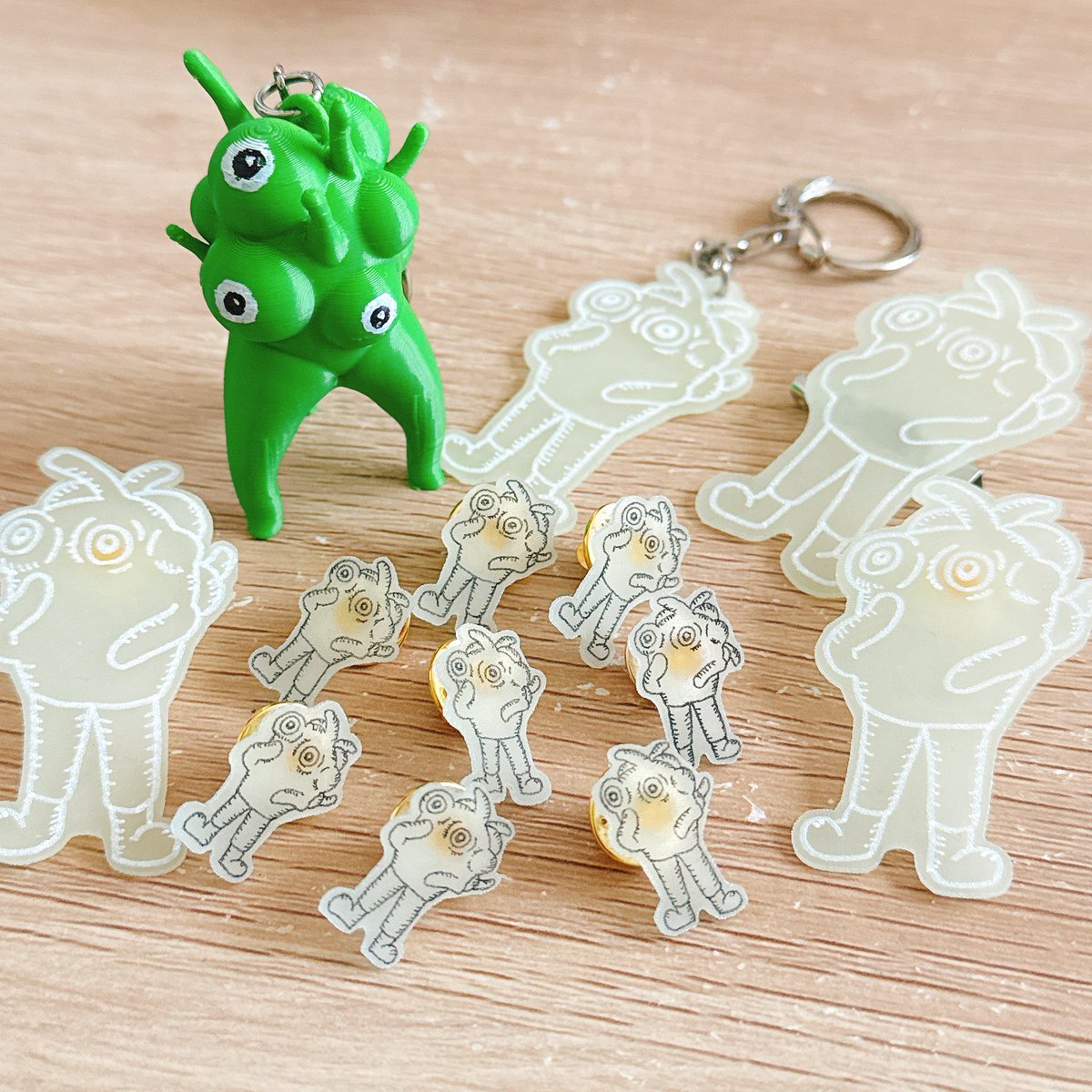 先日、チェコ館🇨🇿のスタッフさんにレネちゃん蓄光ピンバッジ(小)を