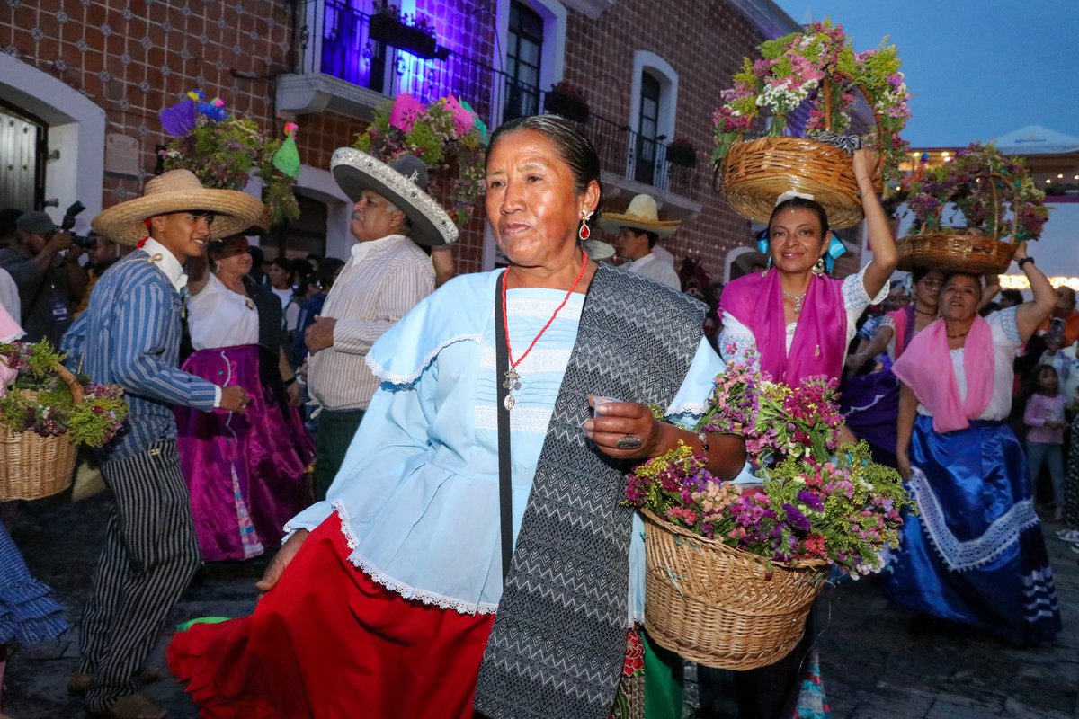 Alejandra Pacheco Mex (@ale_pachecomex) on Twitter photo Hoy tuve el honor de acompañar a la presidenta municipal de Atlixco, <a href="/AriadnaAyala/">Ariadna Ayala</a>, en la inauguración de la Feria de Atlixco 2025, una celebración que refleja con orgullo nuestras tradiciones, cultura y el gran espíritu de nuestra gente. ✨🎭 Hoy tuve el honor de acompañar a la presidenta municipal de Atlixco, <a href="/AriadnaAyala/">Ariadna Ayala</a>, en la inauguración de la Feria de Atlixco 2025, una celebración que refleja con orgullo nuestras tradiciones, cultura y el gran espíritu de nuestra gente. ✨🎭