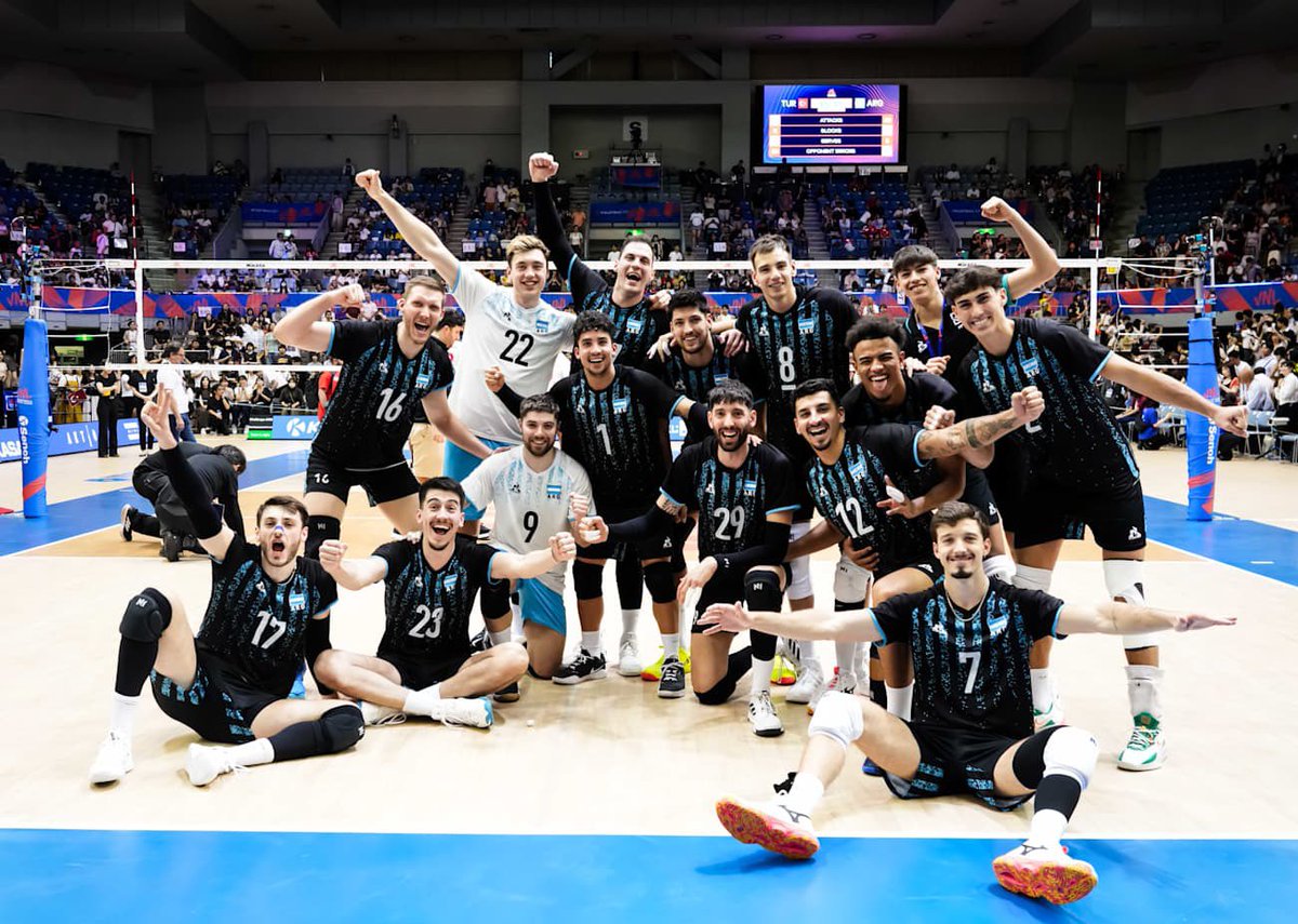 🇦🇷 Vamos Argentina

💪🏼 La selección de #voley venció 3-2 a Turquia y finalizó la #VNL2025 con una victoria.

Parciales: 25-18; 21-25; 19-25; 25-17; 15-17

🤩 Pablo Kukartsev se llevo el premio al máximo anotador del partido con 29 puntos, increíble.