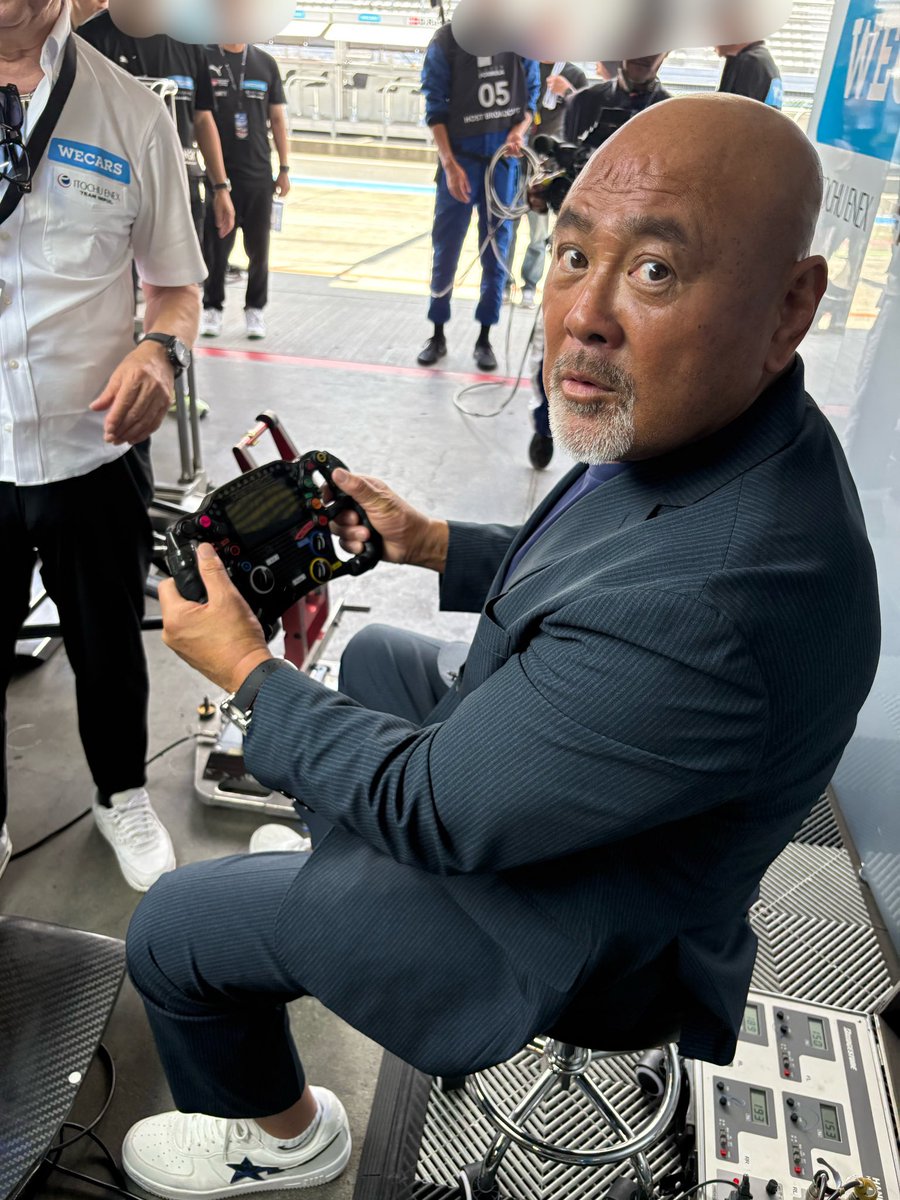 muto_keiji's tweet image. TEAM IMPUL星野GMがレース直前のピットを案内してくれた。
普通は見れないレーシングカーの色々な箇所を見せて頂き貴重な体験でした!
この後のレースも応援するぞ!