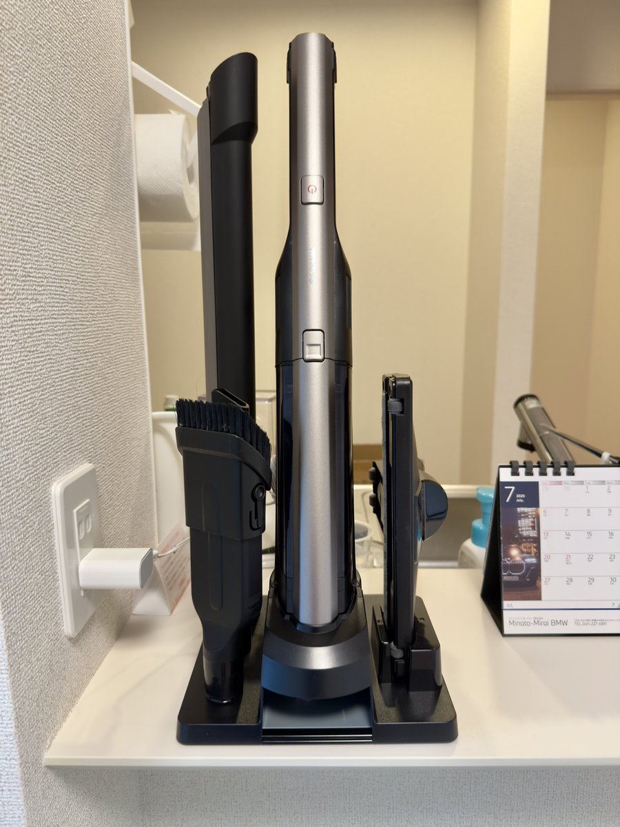 indomitable_val's tweet image. 単身赴任が始まってまだ2ヶ月経ってないけど・・・つまらん😅
車は来たけど両隣に駐車されてるからいじれないし・・・セルフ洗車場も近くにない。そもそも週休1日ではどこにも行く気になれん(笑)
取り敢えず新たにアイリスオーヤマの掃除機を買ったのでお掃除。
こいつ優秀!