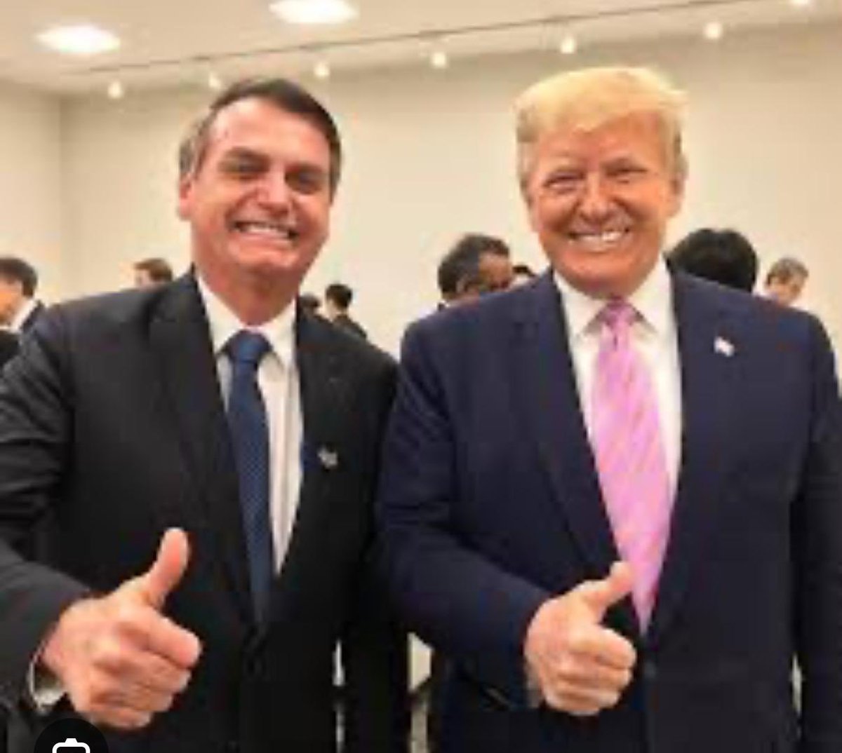 tonygarciareal's tweet image. TORNOZELEIRA ELETRÔNICA NÃO IMPEDE BOLSONARO DE SE ASILAR NOS EUA E NÃO SER PRESO
Jornalistas tarimbados e influenciadores digitais precipitados, dão as medidas restritivas impostas à Bolsonaro pelo ministro Alexandre, incluso o uso da tornozeleira, como impeditivas para que…