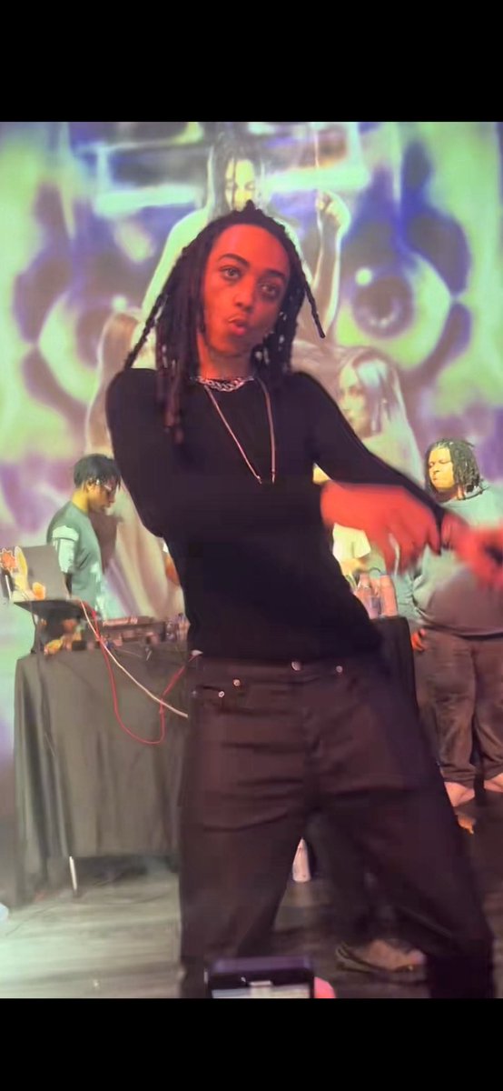 nufseyd's tweet image. 🚨🚨OH GIVE ME A BREAK!
Lizard rapper “Che” is even copying playboicarti shitty release day outfit for his album “REST IN BASS” listening party