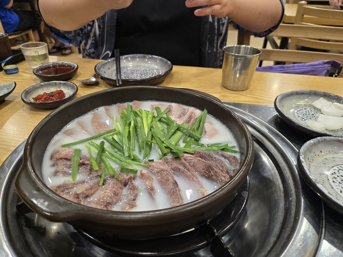 BlloHen's tweet photo. 2차로 수육 https://t.co/wyuJ77l64l