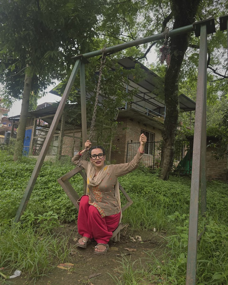 हावा घरको पार्क मा हावा मा पिङ खेल्दै म 🤨