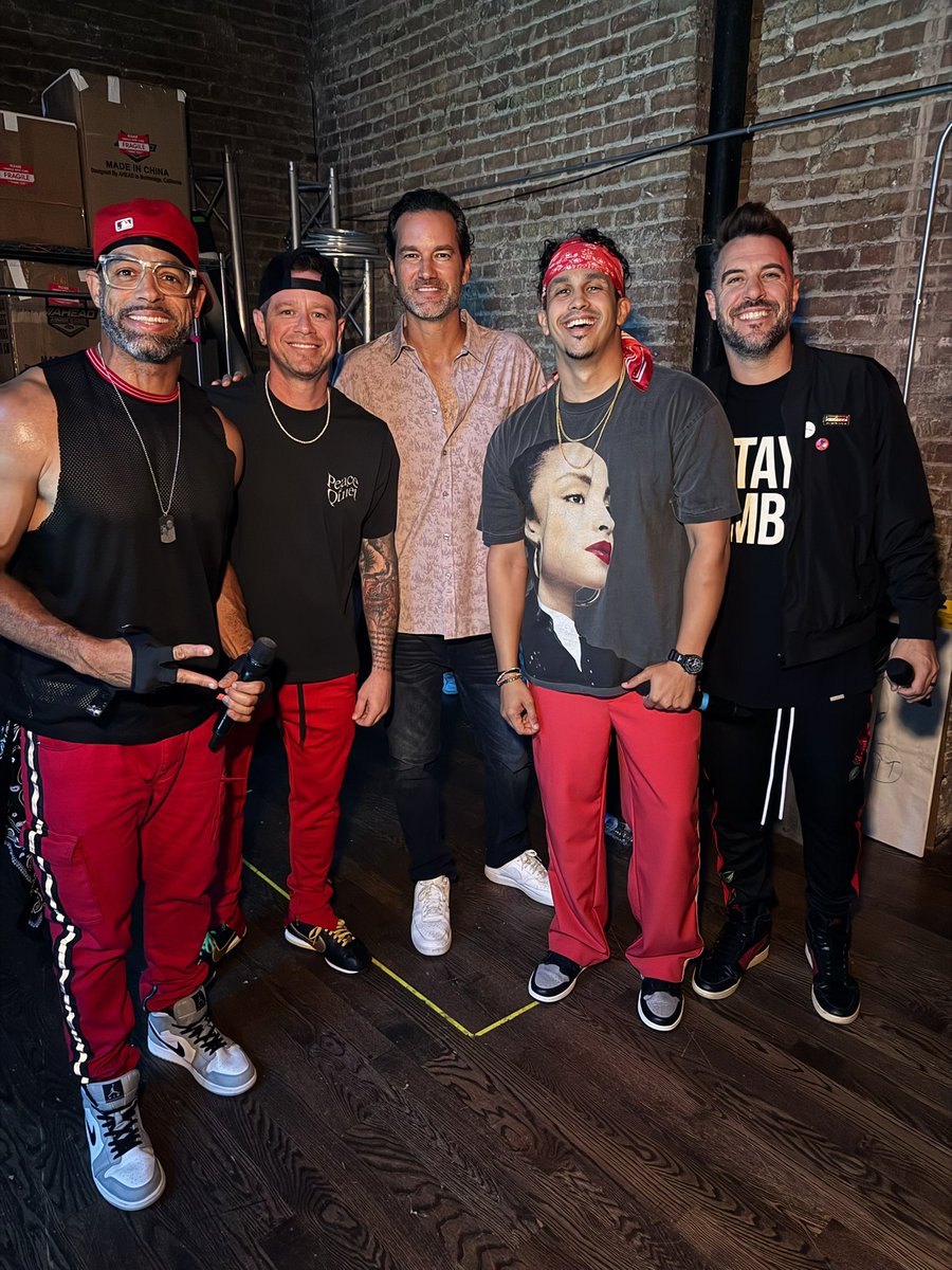 LiveWithRoman's tweet image. 🎶 O-TOWN IN CHI-TOWN! 🎶 

This is what 25 years of friendship looks like! Proud of what we’ve all accomplished in that time…and it all started with “Making the Band” 💯