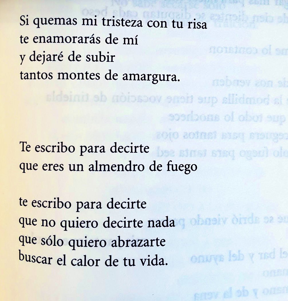 DazInma's tweet image. El poeta y pintor Pedro Casariego Córdoba dice algo muy humano: a veces, no pedimos soluciones ni palabras perfectas, solo un poco de luz en forma de risa, de presencia, de abrazo.
Esa conexión puede ser redención.
Versos de "Barnízate", en "Poemas encadenados