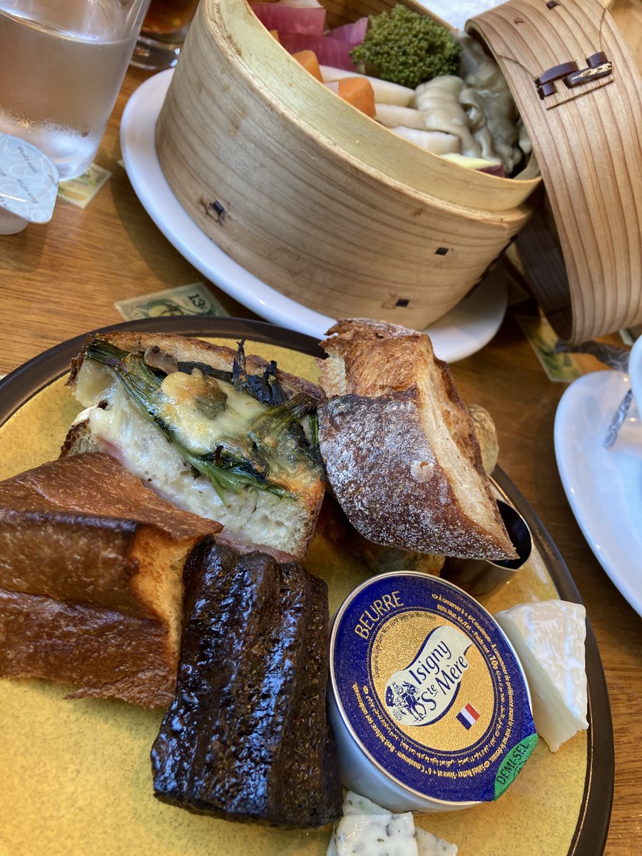 龍チとパン喰ってる✨