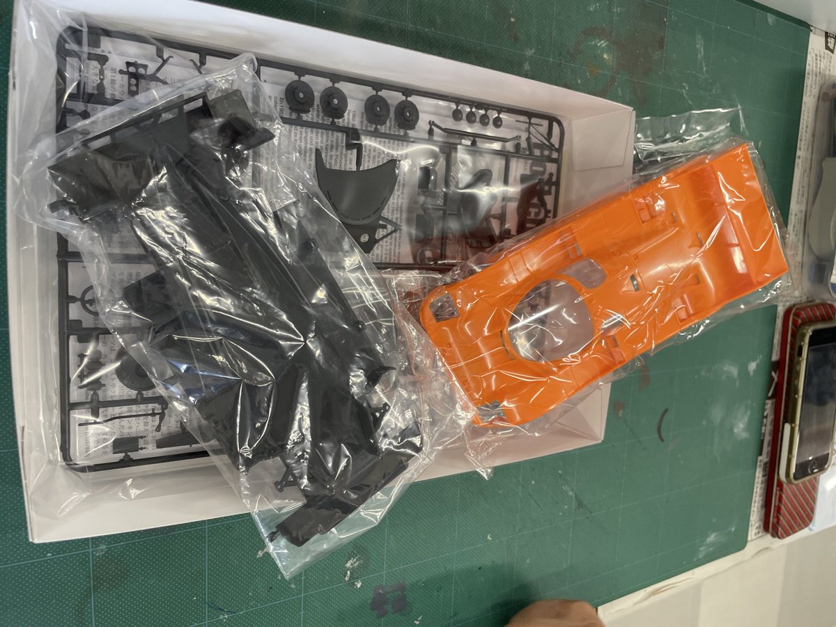 21_scanner's tweet image. こんにちは☀️本日日曜ですが、加藤雅彦先生のカーモデル講座を開催しております😳今回から加藤先生によるキットレビューのコーナーが開始✨今回はタミヤさんのポルシェ962Cをレビューしてくださいました!🎤中の人も参加中〜🚗👏11月の展示を目指します!