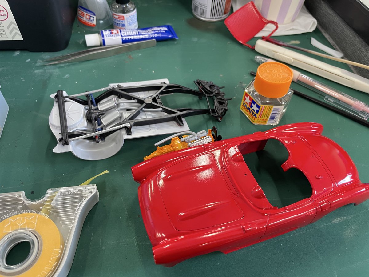 21_scanner's tweet image. こんにちは☀️本日日曜ですが、加藤雅彦先生のカーモデル講座を開催しております😳今回から加藤先生によるキットレビューのコーナーが開始✨今回はタミヤさんのポルシェ962Cをレビューしてくださいました!🎤中の人も参加中〜🚗👏11月の展示を目指します!
