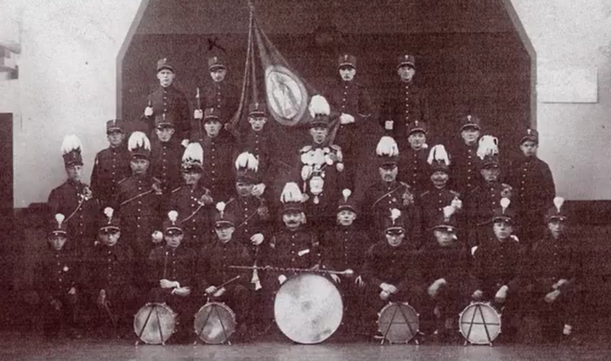 LaurensVIP's tweet image. Vandaag jureren tijdens het ZLF in Ubachsberg.
"Gaef Ach op Gen Berg".
💂‍♂️🥁🎺📯🎶🖋🇳🇱💐🎩🪓👑🏆
#ZLF #ZLF2025 #sjötterie #schutterij #exercitie #exerceren #Limburg #cultuur #taditie #trots #broederschap #plezier #samen
zlf2025.nl