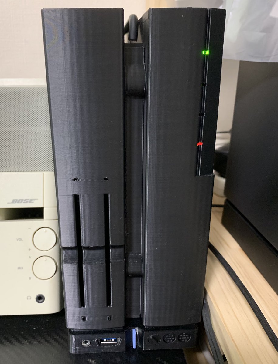 電源を組み込んだ勢いに乗り、今しかないとマウスコンピュータのMini-ITXマザボを取り出して、ITXVIに組み込み。
電源ケーブルの束をなんとか無理矢理収めたけど発熱が心配(^^;;
動作チェックもオッケー。
老眼で見えづらくて苦労したけど無事動いてくれて良かった。(^^)