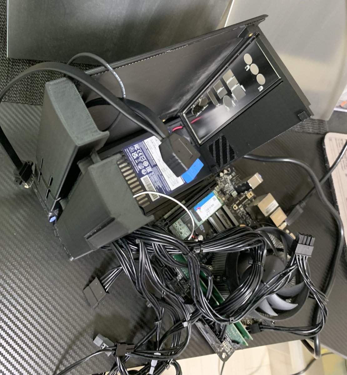 and_x68's tweet photo. 電源を組み込んだ勢いに乗り、今しかないとマウスコンピュータのMini-ITXマザボを取り出して、ITXVIに組み込み。
電源ケーブルの束をなんとか無理矢理収めたけど発熱が心配(^^;;
動作チェックもオッケー。
老眼で見えづらくて苦労したけど無事動いてくれて良かった。(^^) https://t.co/S9IEppgJNB