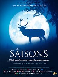 merlinpapin3's tweet photo. .@FredOL69007 #DéfiCinéClassique2025 juillet (Animaux Sauvages) Vu le film Documentaire #LesSaisons de Jacques Perrin (2016)

(Des Animaux Sauvages on en a en veut-tu en voilà)

Jacques Perrin et Jacques Cluzaud reviennent sur des terres familières. Ils nous convient à un formidable voyage à travers le temps pour redécouvrir ces territoires européens que nous partageons avec les animaux sauvages depuis la dernière ère glaciaire jusqu'à nos jours. L'hiver durait depuis 80.000 ans lorsque, en un temps très bref, une forêt immense recouvre tout le continent.

Avec Les Saisons, Jacques Perrin, accompagné une nouvelle fois de son complice Jacques Cluzaud (Le Peuple migrateur, Océans), poursuit son travail d’orfèvre dans le domaine du documentaire animalier. Mais cette fois, l’ambition dépasse la simple observation du vivant : il s’agit de raconter une histoire naturelle de l’Europe, à travers un récit immersif qui embrasse 20 000 ans de cohabitation entre l’homme et la faune sauvage. C’est un projet audacieux, quasi philosophique, qui refuse la linéarité historique au profit d’un regard "nature-centré", où l’humain ne fait irruption que progressivement, et souvent comme perturbateur d’un équilibre originel.

Le film commence ainsi dans un silence majestueux, peuplé de feuillages, de brumes et de regards d’animaux. Pendant près de 45 minutes, aucune parole ne vient troubler la symphonie végétale et animale d’un monde où les chênes dominent et les bêtes sont reines. Cette première partie, audacieusement contemplative, peut déranger certains spectateurs par son rythme lent, presque hypnotique, mais elle est aussi porteuse d’un souffle poétique rare. Elle reconstitue — avec un recours assumé à la fiction, aux effets spéciaux et à la mise en scène — le monde tel qu’il fut avant que l’homme ne commence à tracer routes, champs et frontières. Des scènes de poursuite — comme celle haletante entre des loups et un sanglier — captivent par leur intensité chorégraphique, renouant avec un cinéma muet, mais vibrant.

La deuxième moitié du film, tout en conservant sa veine onirique, introduit l’homme. Pas en conquérant triomphant, mais en acteur parmi d’autres, silhouette modeste d’abord (cueilleur, berger, paysan), puis personnage de plus en plus présent (forestier, mineur, ouvrier), jusqu’à devenir la force dominante. C’est alors que le propos du film s’éclaire : ce que Les Saisons nous raconte, c’est la dépossession progressive de la nature, non par hostilité, mais par ignorance ou nécessité. Le XIIIe siècle, avec ses grands défrichements, marque une rupture. L’ère industrielle consomme l’équilibre. Mais jamais Perrin ne sombre dans le didactisme moralisateur : sa narration reste intuitive, sensorielle, incarnée. La voix-off, discrète et poétique, agit en guide plus qu’en maître à penser.

Techniquement, le film est un exploit. Tourné pendant trois ans, il repose sur une cohabitation millimétrée entre les animaux filmés dans leur environnement réel et des trucages numériques quasi invisibles. Le pari de "filmer comme on met en scène" se révèle payant : la caméra se fait œil d’animal, souffle de vent ou pas feutré dans la neige. Le travail sonore, tout en finesse, complète cette immersion organique.

Il faut voir Les Saisons comme une méditation écologique, mais sans slogans. Le film pose la question de notre rapport au vivant par la beauté, pas par la culpabilisation. Il nous montre ce que nous avons perdu, mais aussi ce qu’il est encore possible de préserver. Loin d’un pamphlet écologiste ou d’un film purement scientifique, Les Saisons est un poème visuel, parfois un peu flou dans son intention narrative, mais bouleversant dans son geste artistique.

Sorti en 2016, Les Saisons s’inscrit dans la lignée des grands documentaires naturalistes français portés par Jacques Perrin. Le projet fait suite au succès de Le Peuple migrateur (2001) et Océans (2009), mais innove par sa portée historique et sa mise en scène semi-fictive. Il mobilise un budget conséquent et une équipe internationale pour capter au plus près la faune européenne dans ses interactions passées et présentes. Au moment où les enjeux écologiques deviennent cruciaux, Les Saisons s’inscrit comme un plaidoyer esthétique pour une mémoire longue de la nature, et un cinéma de la lenteur et de l’émerveillement.