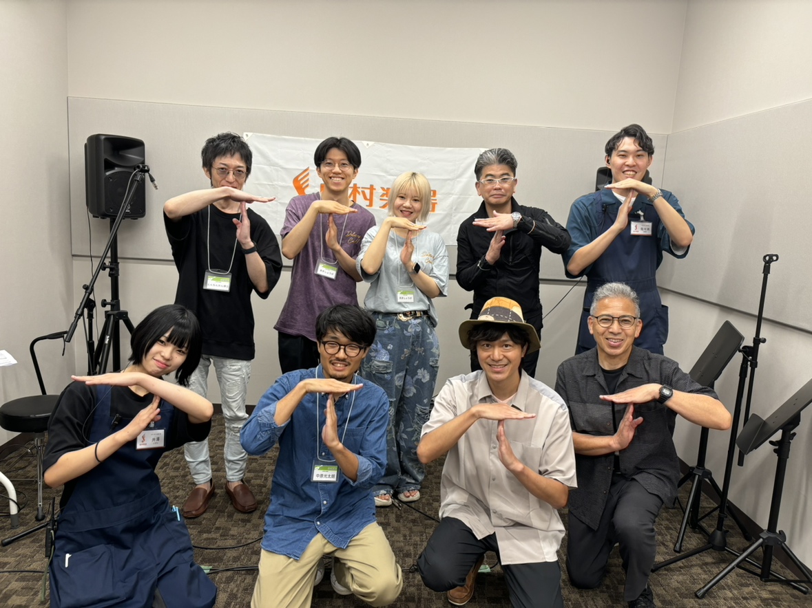 shima_toyokawa's tweet image. 【豊アコ2025 in Summer】無事終了🎉
みなさまとっても素敵な演奏で、心温まるライブでした...!✨
最後は豊アコのTポーズ(即席)で記念撮影📷
次までにちゃんと決めておきます。(笑)
みなさまご参加ありがとうございました!!
#豊アコ #インストアライブ #弾き語り #アコギ