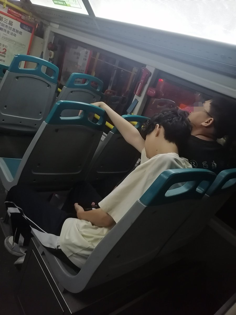 周末打卡深圳龙华新 #鸟洞，只碰到两三个基友。有一洞开得太高，只适合190左右的大个儿使用。回来落雨，路过汽车站附近露宿的三和大神们都到天桥上来了，喜欢糙老爷们儿的可以过来一观。车上又碰到一胖一瘦一高一矮的中学生cp，腻歪亲密得旁若无人，后生真是不得了！#gloryhole