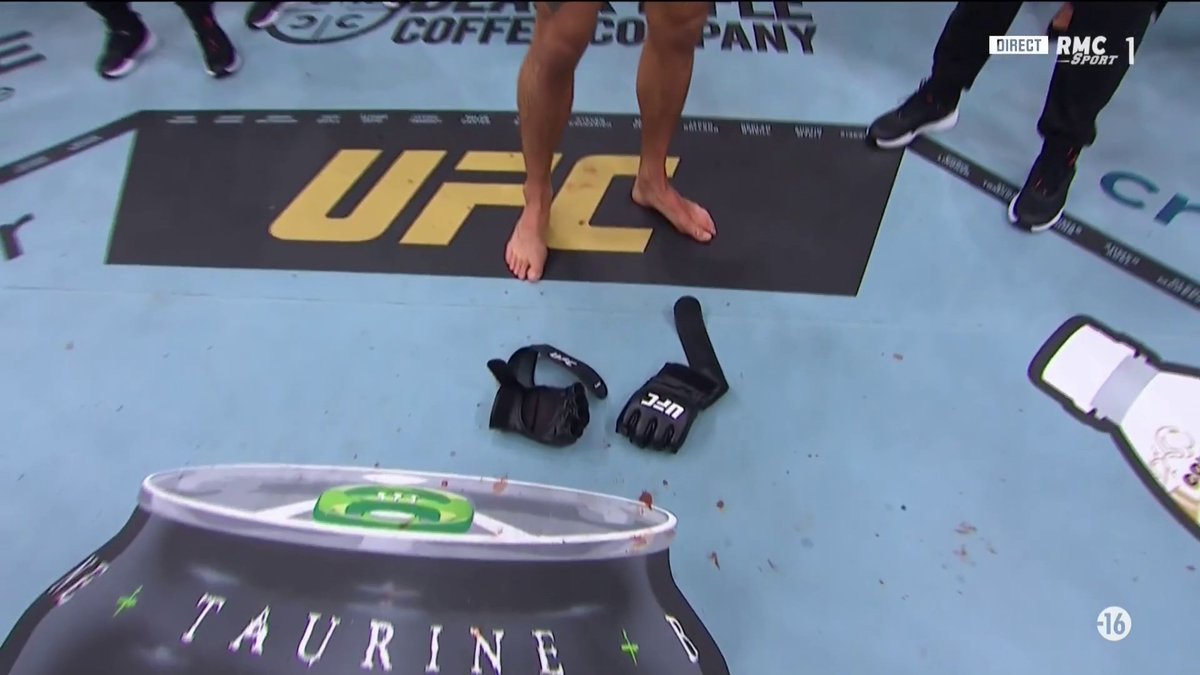 RMCSportCombat's tweet image. 💎❤️ C'ÉTAIT LA DERNIÈRE DANSE POUR DUSTIN POIRIER, THE "DIAMOND" TIRE SA RÉVÉRENCE !