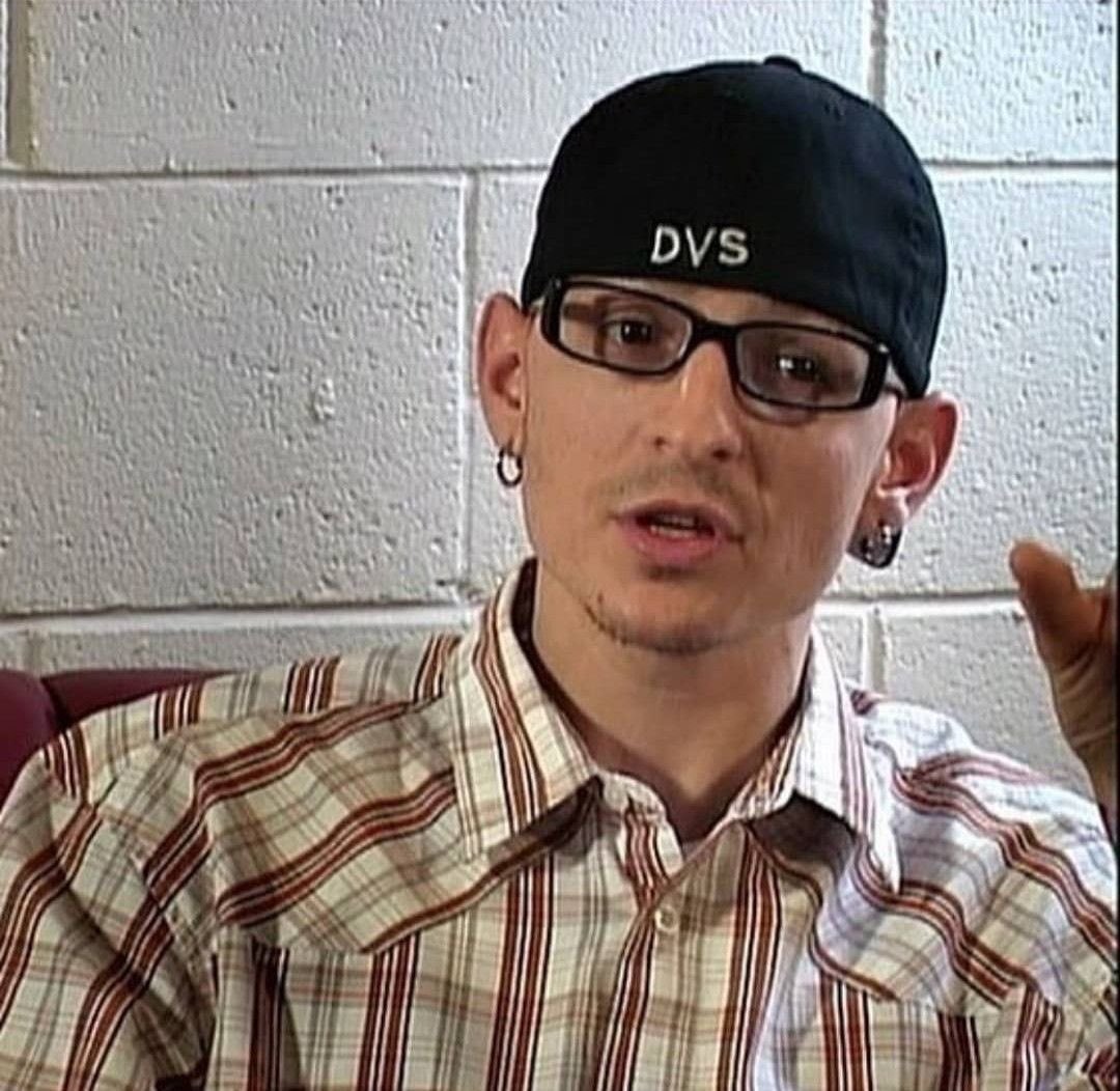 notgwendalupe's tweet photo. today marks 8 years since we lost Chester Bennington from Linkin Park 🕊️ https://t.co/owjgdZMgdM