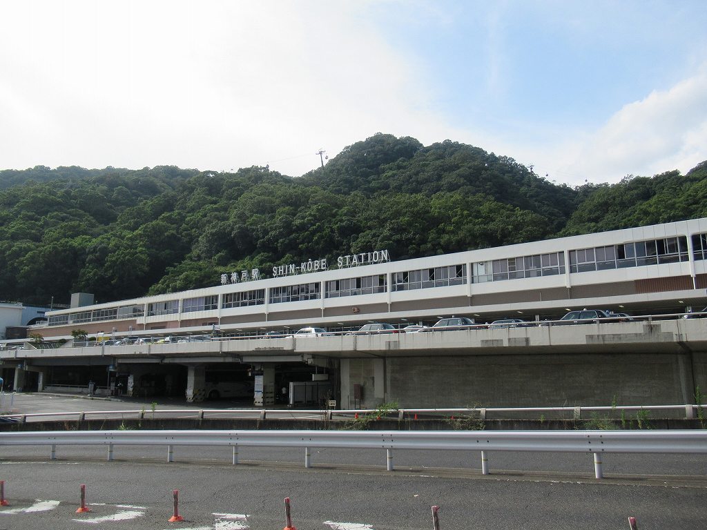 eki_no_mokuroku's tweet image. 2023年、新神戸駅(兵庫県)
#JR西日本 /山陽新幹線
1972年開業、2面2線の高架駅。ドイツ人貿易商・トーマス氏の自宅として1909年頃に建てられ、尖塔の上の風見鶏がシンボルの「風見鶏の館」へは徒歩15分。この地区の異人館では煉瓦の外壁を持つ唯一の建物で、国の重要文化財に指定されています。