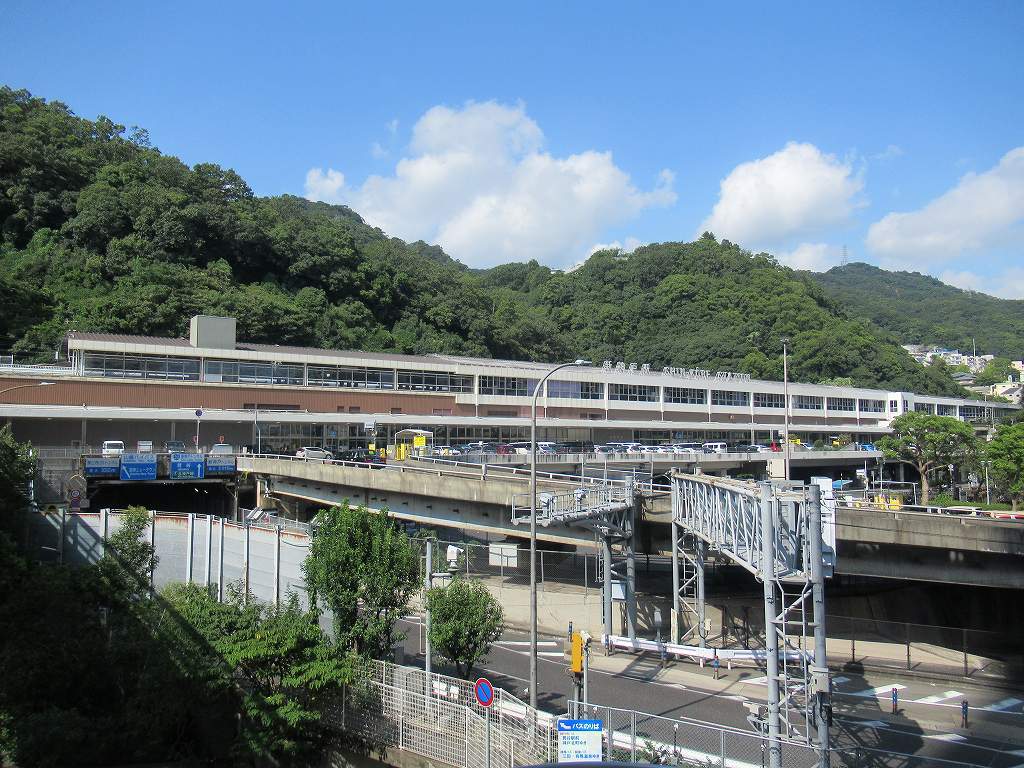 eki_no_mokuroku's tweet image. 2023年、新神戸駅(兵庫県)
#JR西日本 /山陽新幹線
1972年開業、2面2線の高架駅。ドイツ人貿易商・トーマス氏の自宅として1909年頃に建てられ、尖塔の上の風見鶏がシンボルの「風見鶏の館」へは徒歩15分。この地区の異人館では煉瓦の外壁を持つ唯一の建物で、国の重要文化財に指定されています。