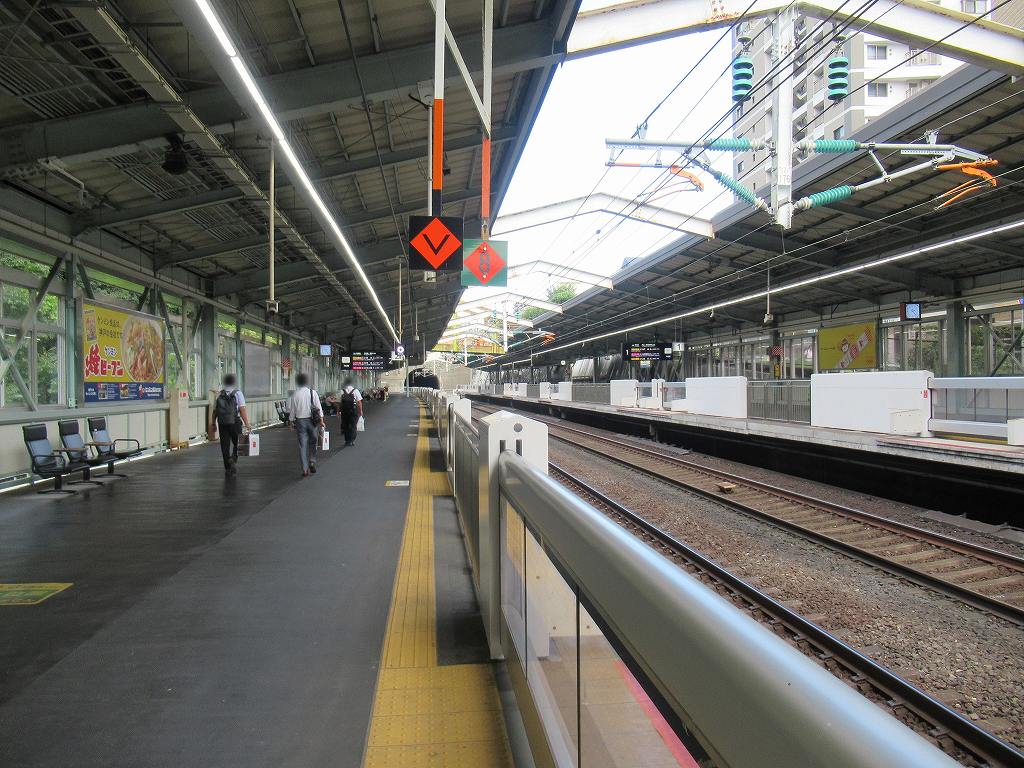 eki_no_mokuroku's tweet image. 2023年、新神戸駅(兵庫県)
#JR西日本 /山陽新幹線
1972年開業、2面2線の高架駅。ドイツ人貿易商・トーマス氏の自宅として1909年頃に建てられ、尖塔の上の風見鶏がシンボルの「風見鶏の館」へは徒歩15分。この地区の異人館では煉瓦の外壁を持つ唯一の建物で、国の重要文化財に指定されています。