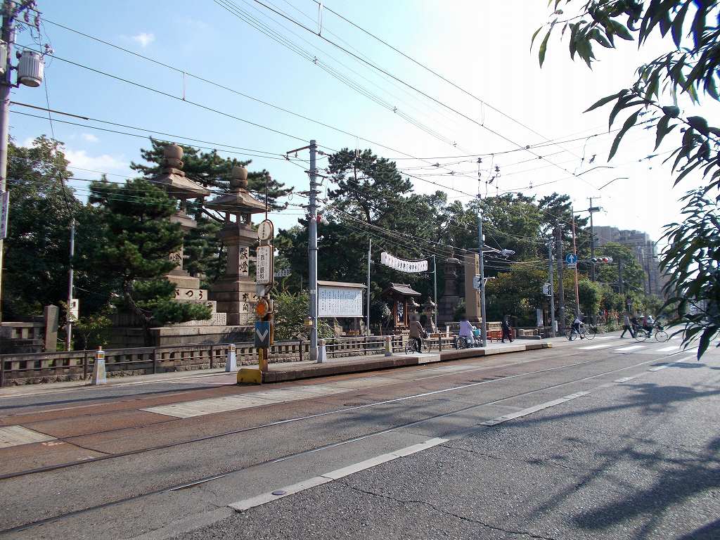 eki_no_mokuroku's tweet image. 2019年、住吉鳥居前停留場(大阪府)
#阪堺電気軌道 /阪堺線
1911年開業。住吉大社の御田植神事(国重要無形民俗文化財・6月)は日本三大御田植祭の一つ。神前の早苗を御田へ植える間、御田中央の舞台では神楽女の「八乙女舞」が披露され、風流武者行事や地元の子供達の「田植踊」などが奉納されます。