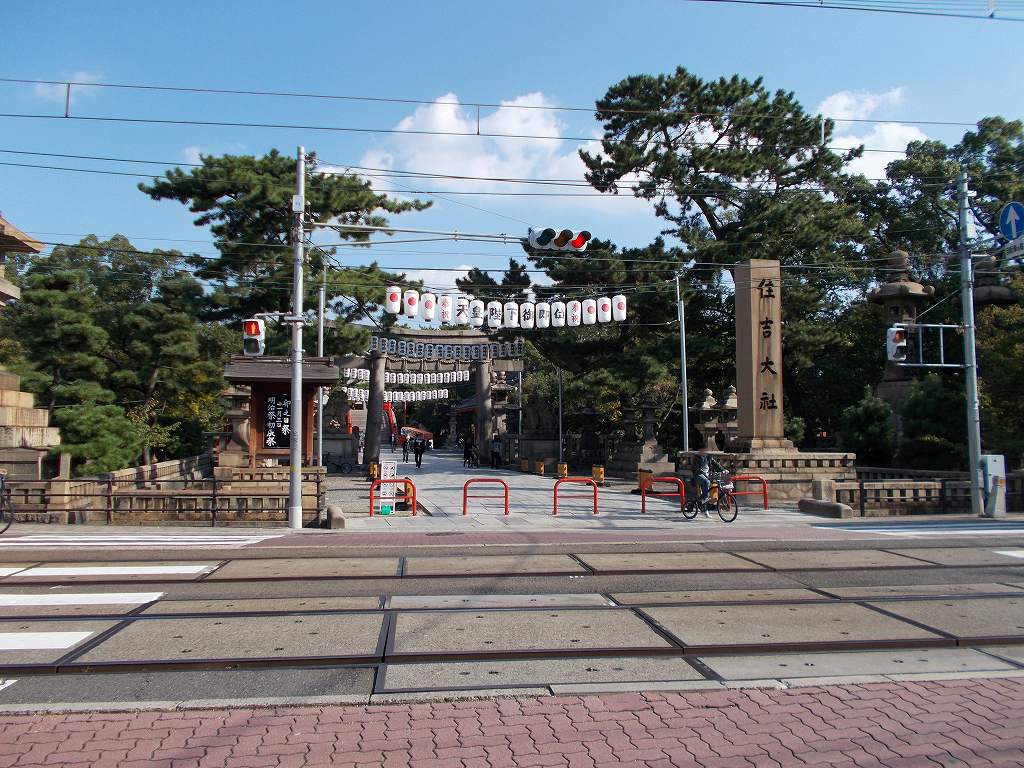 eki_no_mokuroku's tweet image. 2019年、住吉鳥居前停留場(大阪府)
#阪堺電気軌道 /阪堺線
1911年開業。住吉大社の御田植神事(国重要無形民俗文化財・6月)は日本三大御田植祭の一つ。神前の早苗を御田へ植える間、御田中央の舞台では神楽女の「八乙女舞」が披露され、風流武者行事や地元の子供達の「田植踊」などが奉納されます。