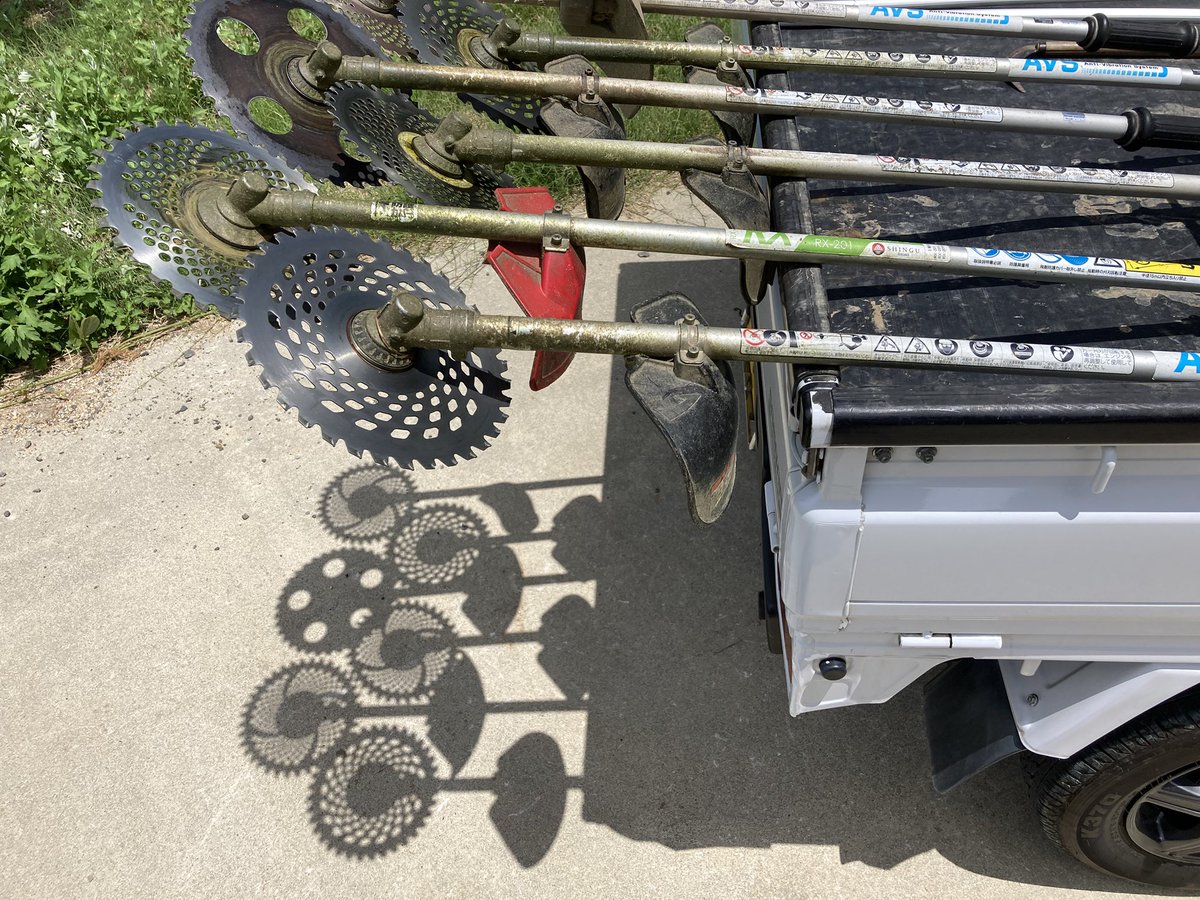 noto_senmaida's tweet image. 作業終わり、ふと目をやると、ひまわりが咲いていました🌻🌻🌻草刈り機の影が作ったなんともかわいい影絵。きゅんとしました✨
#令和6年能登半島地震 #能登 #輪島 #白米千枚田 #愛耕会 #能登豪雨 #草取り #影絵